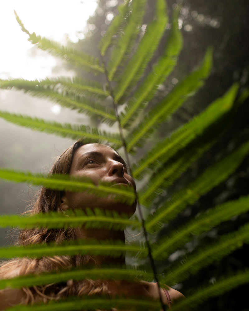 Portrait-d'une-jeune-fille-sur-fond-de-jungle Portrait-d'une-jeune-fille-sur-fond-de-jungle